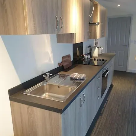 Large Comfortable 1st Floor With Private Yard Longtown