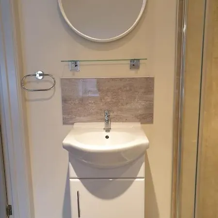 Large Comfortable 1st Floor With Private Yard Apartman